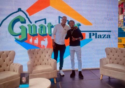 foto de dos hombres posando frente a la cámara