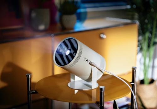 Samsung redefine la experiencia de entretenimiento con el proyector Smart The Freestyle, al ser un dispositivo portátil y versátil.