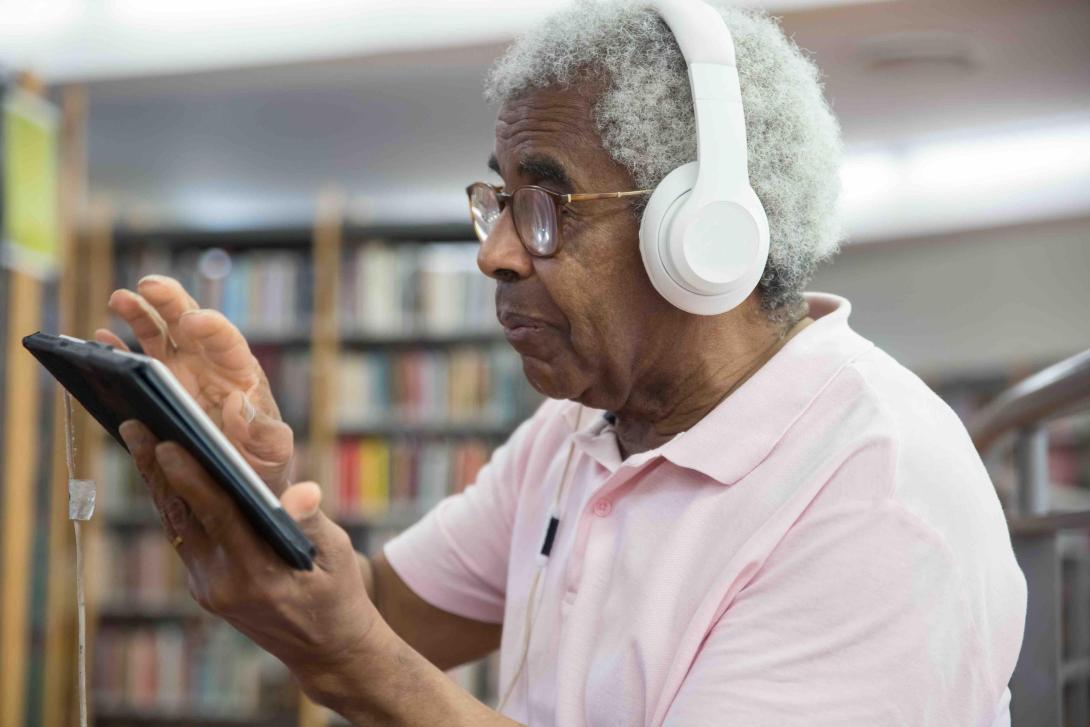 Señor con audifonos y un tableta